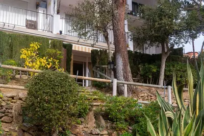 Jardín al aire libre en Parc Golfet - Apartamento para 3 con WiFi, AC y Piscina