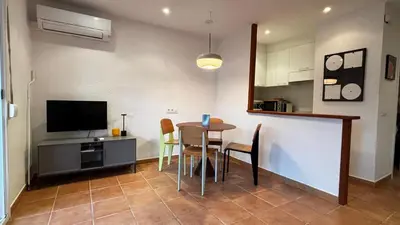 Una televisión o centro de entretenimiento en Parc Golfet - Apartamento para 3 con WiFi, AC y Piscina