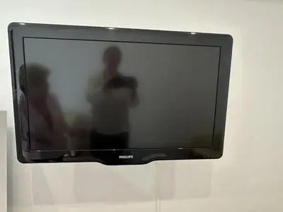 Una televisión o centro de entretenimiento en L'Esglesia 3