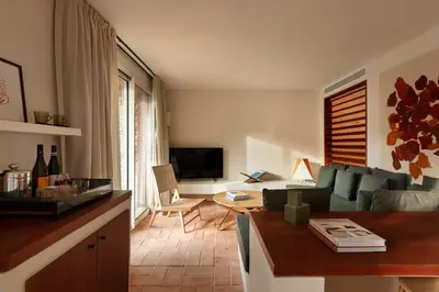 Una televisión o centro de entretenimiento en Finca Victoria, a Member of Design Hotels