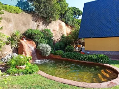 Jardín al aire libre en Villa cascada