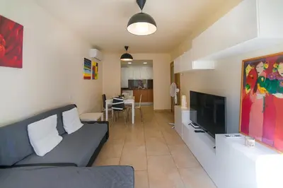 Una televisión o centro de entretenimiento en WELCS APARTAMENTO 209 PDA en Palafrugell