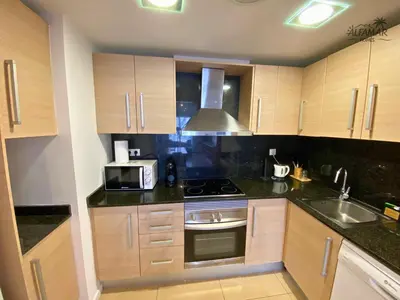 Una cocina o zona de cocina en Cozy apartment with parking & swimming pool