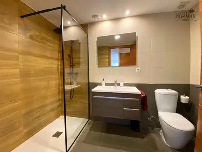 Un baño de Cozy apartment with parking & swimming pool