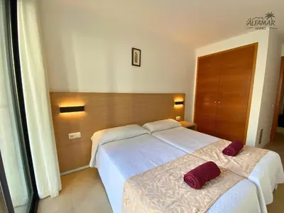 Cama o camas de una habitación en Cozy apartment with parking & swimming pool