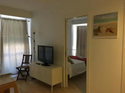 Una televisión o centro de entretenimiento en Apartaments Muntaner I