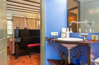 Un baño de Oasis en el centro de Palafrugell