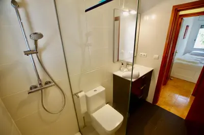 Un baño de V&V LLORET-Villa Estrella, vistas al mar