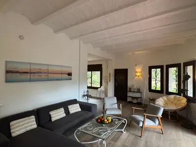 Zona de estar de Begur Sa Riera, appartement de charme, jardin, pour 4 personnes à 5mn de la plage
