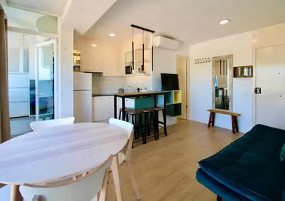 Una cocina o zona de cocina en Hauzify I Apartament Nàutic