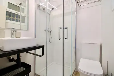 Un baño de Hauzify I Apartament Nàutic