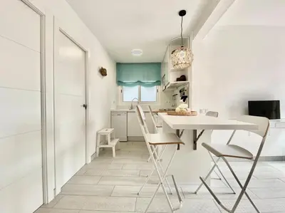 Una televisión o centro de entretenimiento en LLOGUER30 White Home, terrace with views, close to the beach