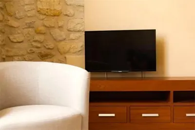 Una televisión o centro de entretenimiento en Petit Pals