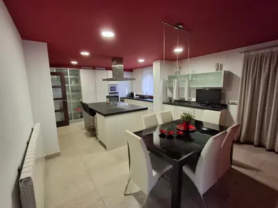Una cocina o zona de cocina en Magnífica Villa Familiar Con Gran Piscina