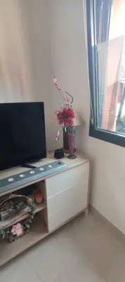 Una televisión o centro de entretenimiento en Piso 2 habitaciones en Bordils