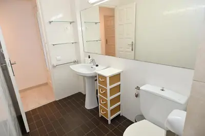 Un baño de Apartamento con piscina en Sant Pol de Mar