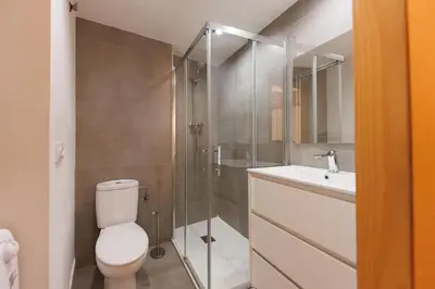 Un baño de Bravissimo Calderers, Monthly Apartments