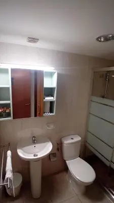 Un baño de Piso fantástico- a 2 minutos andando del mar