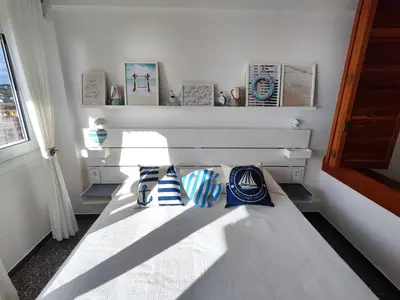 Cama o camas de una habitación en Apartamentos con vistas al mar
