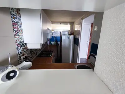 Una cocina o zona de cocina en Apartamentos con vistas al mar