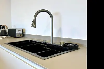 Una cocina o zona de cocina en LETS HOLIDAYS Dúplex Frente Al Mar, Piscina Panorámica, Dos Pkg