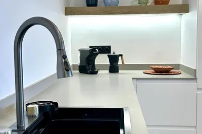 Una cocina o zona de cocina en LETS HOLIDAYS Dúplex Frente Al Mar, Piscina Panorámica, Dos Pkg