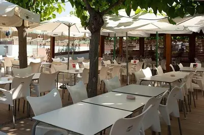 Un restaurante o sitio para comer en ZEcamping 3 familial piscine club enfant animaux acceptés animations