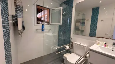 Un baño de apartamento con jardín a 11 metros de la playa B2