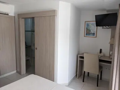 Una televisión o centro de entretenimiento en Hotel Capri