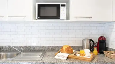 Una cocina o zona de cocina en Seahomes Vacations - Beachside Apt with Pool