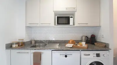 Una cocina o zona de cocina en Seahomes Vacations - Beachside Apt with Pool