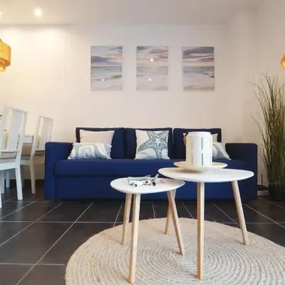 Seahomes Vacations - Beachside Apt with Pool