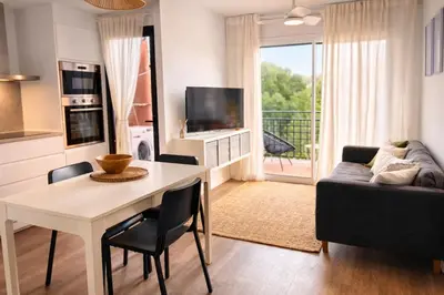 Una televisión o centro de entretenimiento en Apartamento moderno con Terraza cerca de Calella de Palafrugell