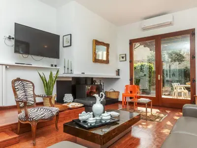 Una televisión o centro de entretenimiento en Holiday Home Villa Chantal by Interhome