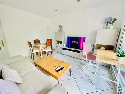 Una televisión o centro de entretenimiento en Hauzify I Apartament Gaviota