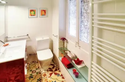 Un baño de Casa con jardín y barbacoa