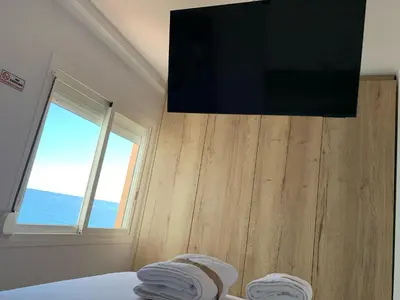Una televisión o centro de entretenimiento en Apartamento a primera línea de mar en Playa de aro