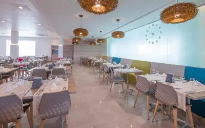 Un restaurante o sitio para comer en Golden Taurus Aquapark Resort