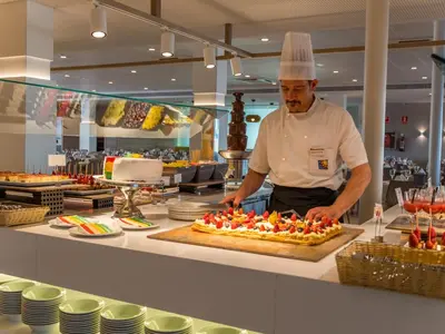 Comida en o cerca de este hotel