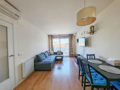 Una televisión o centro de entretenimiento en Modern Apartment near the sea
