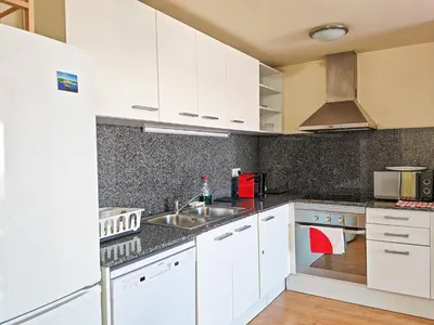 Una cocina o zona de cocina en Modern Apartment near the sea