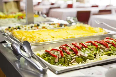 Comida en o cerca de este hotel