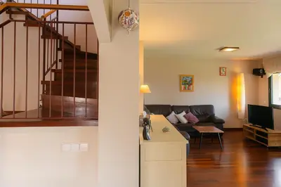 Una televisión o centro de entretenimiento en WELCS CASA 231 PDA con piscina