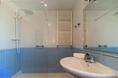 Un baño de WELCS CASA 231 PDA con piscina