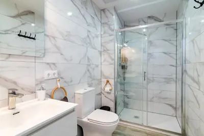 Un baño de Salatan Apartments, Plaza Paris