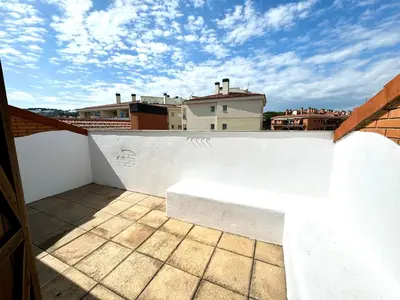Un balcón o terraza de Sea Breeze Penthouse