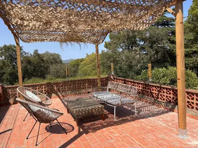Un balcón o terraza de Casa con vistas y piscina en Masos de Pals