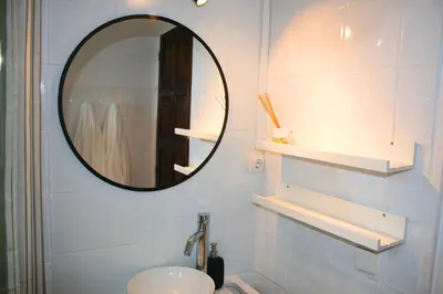 Un baño de Casa con vistas y piscina en Masos de Pals