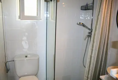Un baño de Casa con vistas y piscina en Masos de Pals