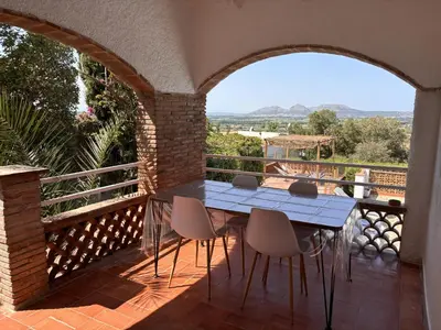 Un balcón o terraza de Casa con vistas y piscina en Masos de Pals